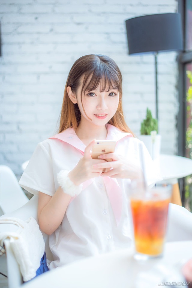 “我……”小乔闻言一颤，茫然的看了吕布一眼，又看了看一眼焦急的姐姐，摸了摸自己的肚子，苦涩的摇摇头：“妾身是夫君的女人，自然不会。”